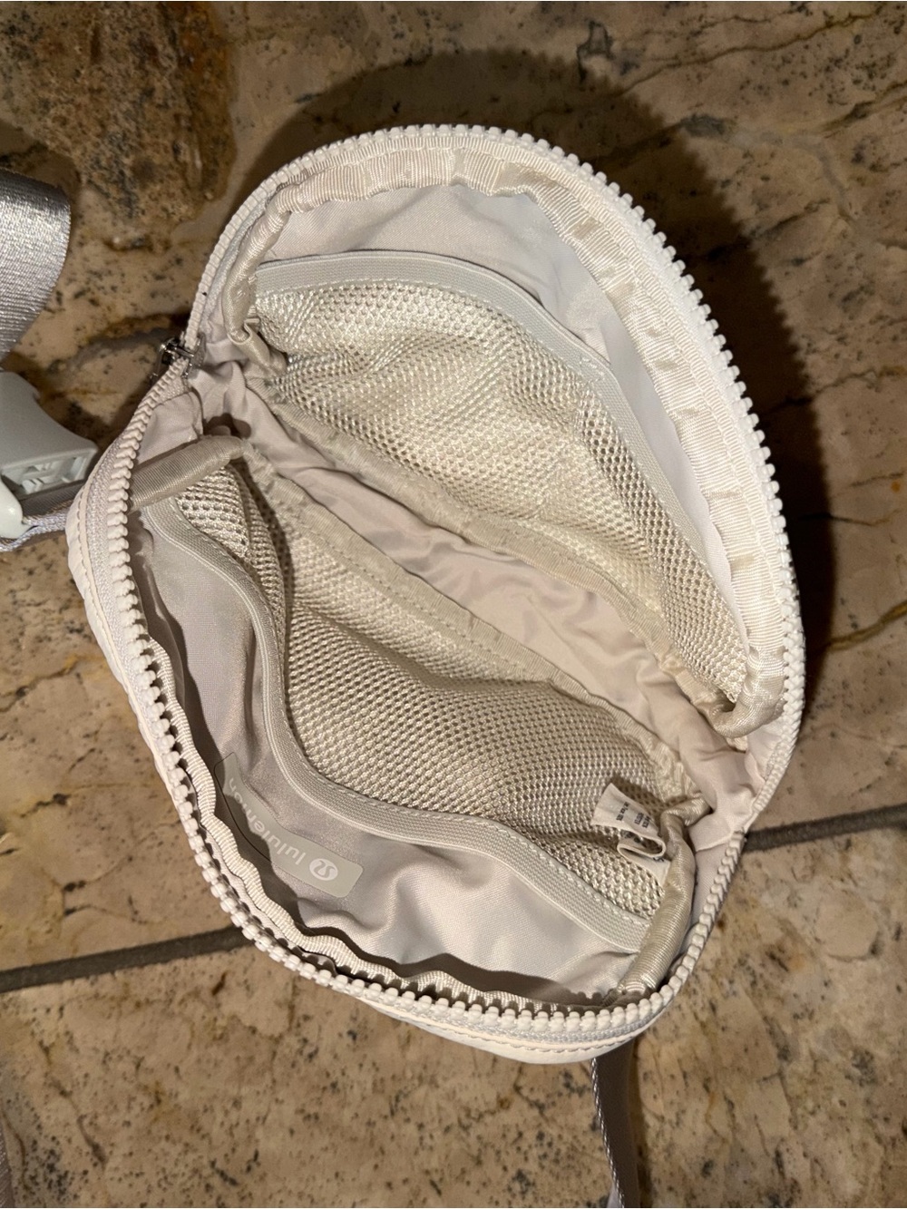 Lululemon - Everywhere Belt Bag 1L (light ivory/gold) - Picture 4 of 6